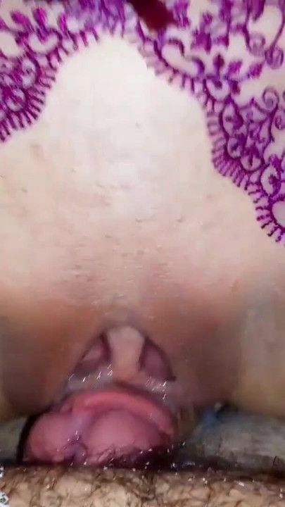 Minnesvärt ögonblick från "REAL HOMEMADE Close ups Cumshots COMPILATION !!"