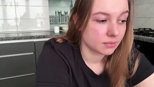 Sekretärin jucielussie flirtet direkt an ihrem schreibtisch im büro