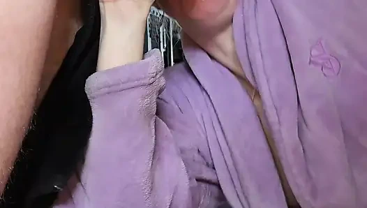 Milf lutscht vor dem counter-fick und kommt auf den arsch