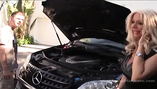 Vollbusige blonde milf zahlt automechaniker mit saftigem vergnügendem sex