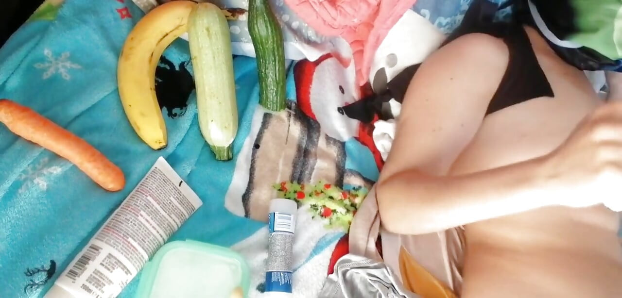 Amateur Wife Masturbates with Her Fingers in Her Pussy