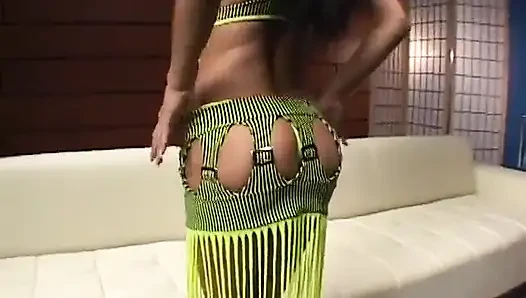 Ateşli latin dansçı adamı azdırmak için göğüslerini ve götünü gösteriyor