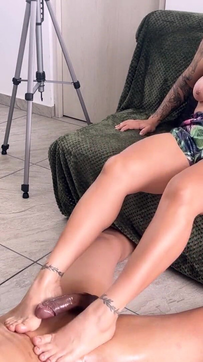 Intense masturbation with feet and lots of oil until ejaculation | Clip 2