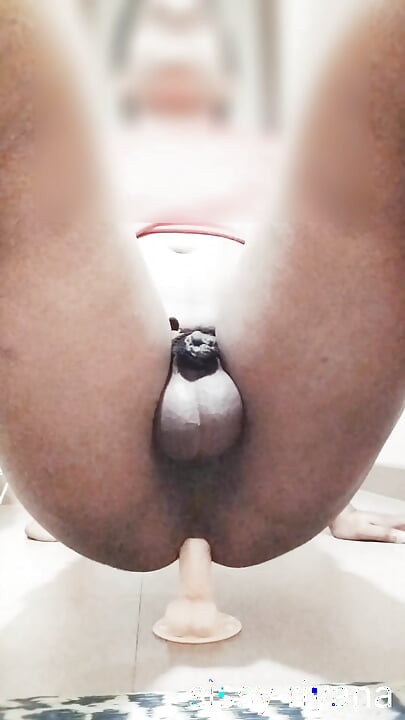 Transica s malim kurcem Riana Bich dobiva jebanje u guzu dildom