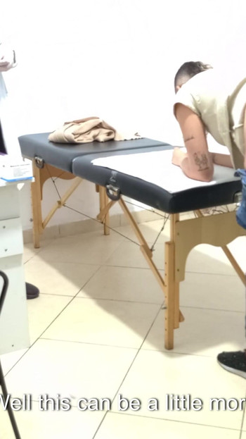 Snažan trenutak iz "Ginekolog obavlja rektalni pregled s prstima u njezinoj guzici."