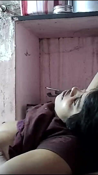"भारतीय घर की पत्नी बड़े प्राकृतिक स्तन दबाने" से महाकाव्य क्षण
