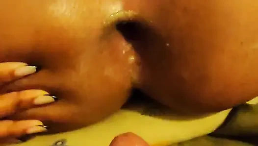 18 yaşındaki üniversiteli kız bana sıkı amcığını veriyor, böylece ona döl attırabiliyor