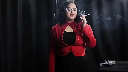 Tombul esmer kırmızı cardigan içinde sigara içiyor