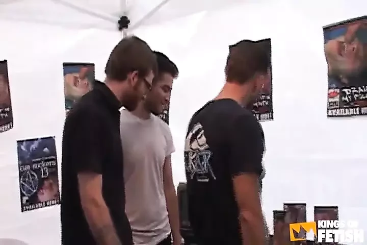 Cara de óculos e seu amigo engolem porra de dois caras depois de chupar seus paus
