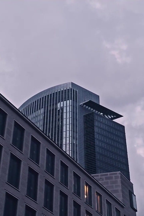 सुनहरे बालों वाली सींग का बना हुआ एमआईएलए गड़बड़ करना चाहता है और हर जगह फुहार मारना चाहता है