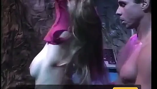 Uzun götlü adam bu sürtüğü güzel sikiyor ve sonra yüzüne boşaltıyor