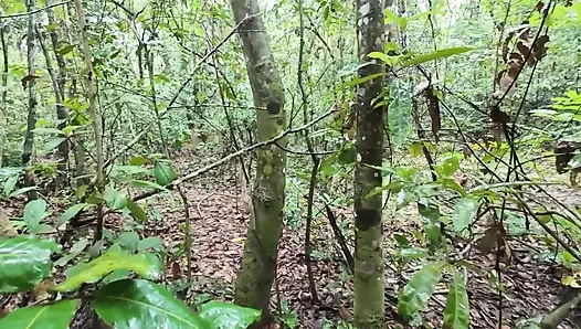 Thailändisches Mädchen läuft und prahlt damit, trotzdem Pilze zu pflücken, im Wald zu pinkeln Thailändische Stimme