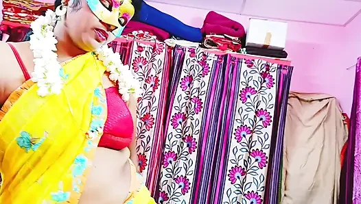 Hintli seksi sari gelin kayınpeder Telugu edepsizce konuşuyor.