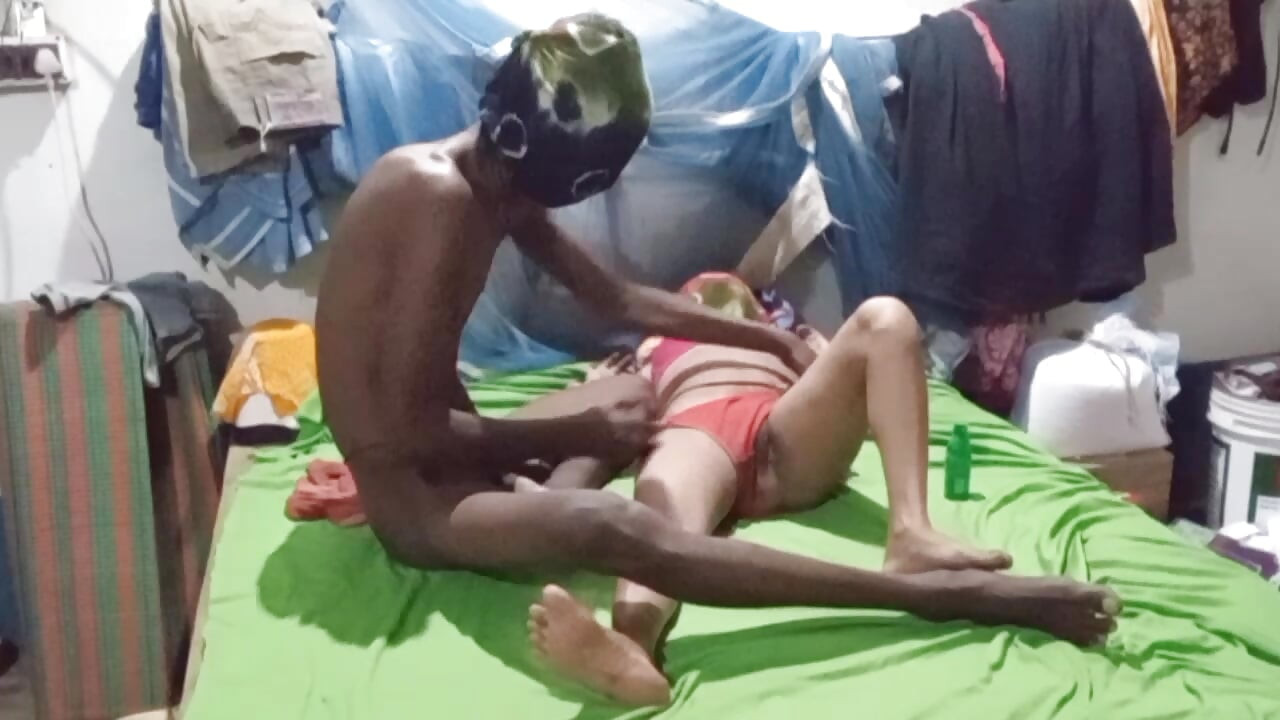 Padosi desi aunty ki chut mein ungali kiya bade maje se