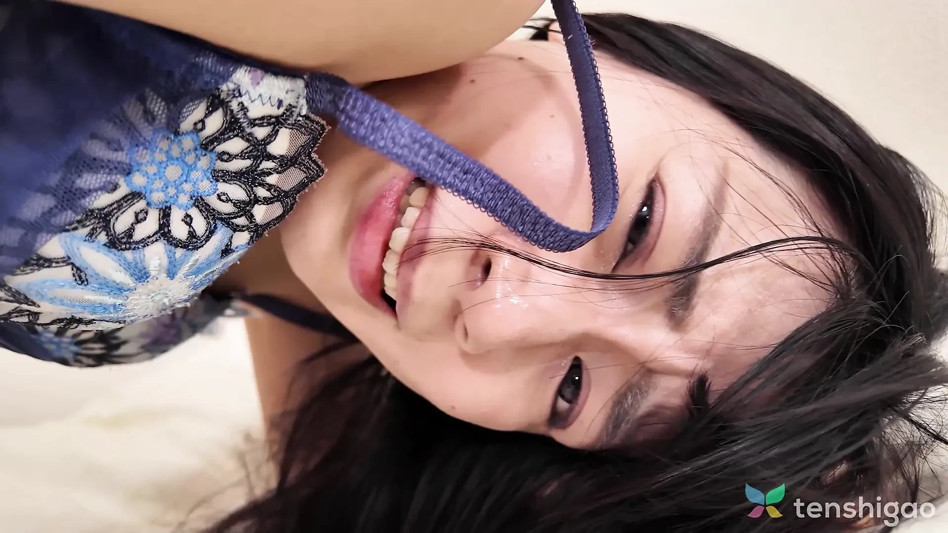 日本女人mikoto fujisaki在床上玩弄成人玩具。