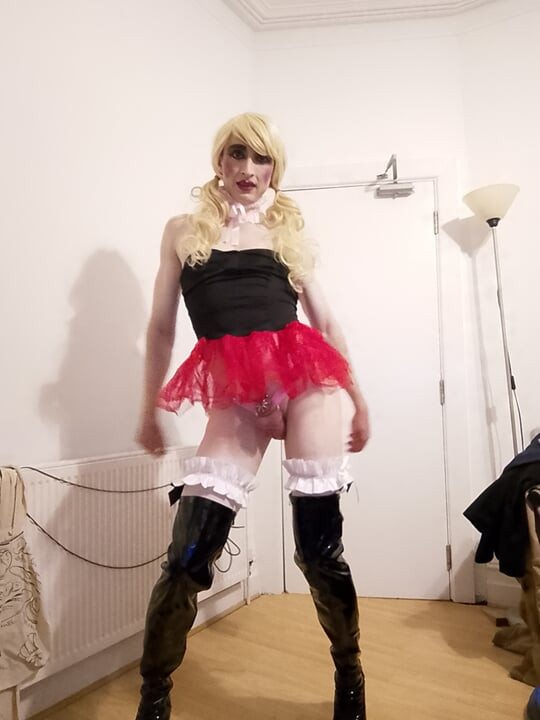 Sissy tranny Emilyhardon utsätter sig själv