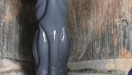 Büyük oyuncağı sikiyorum ve gülümü gösteriyorum