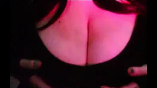 Mollige hotwife mit riesigen titten beobachtet hentai beim spielen mit einem BBC-dildo # 11