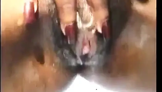 Pasangan cewek kesepian yang cantik berwarna mendapatkan tiga kontol hitam di dekat kolam renang