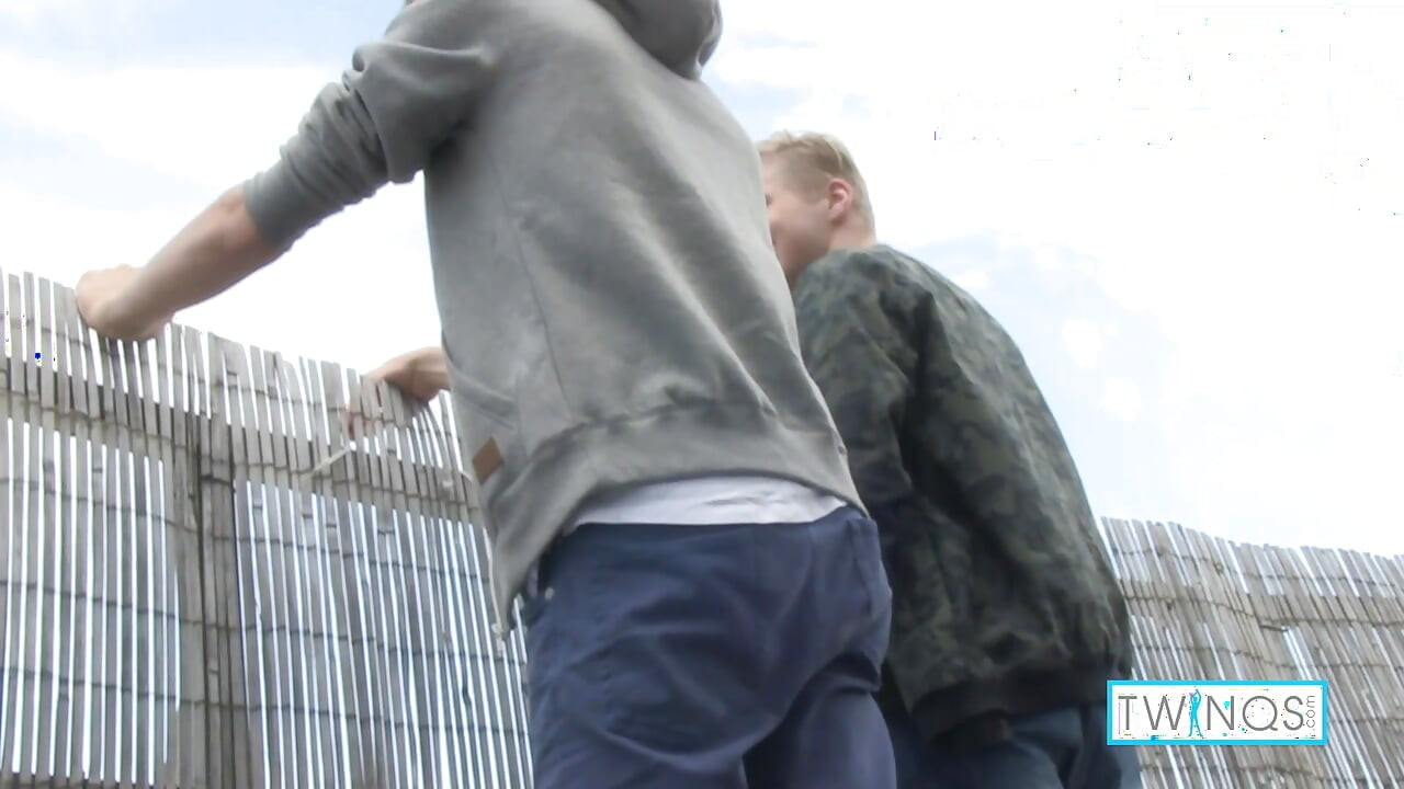 James T, bombasse blonde, se fait sucer profondément la bite par Liam P !