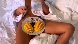 Dziewczyna po seksie je na łóżku