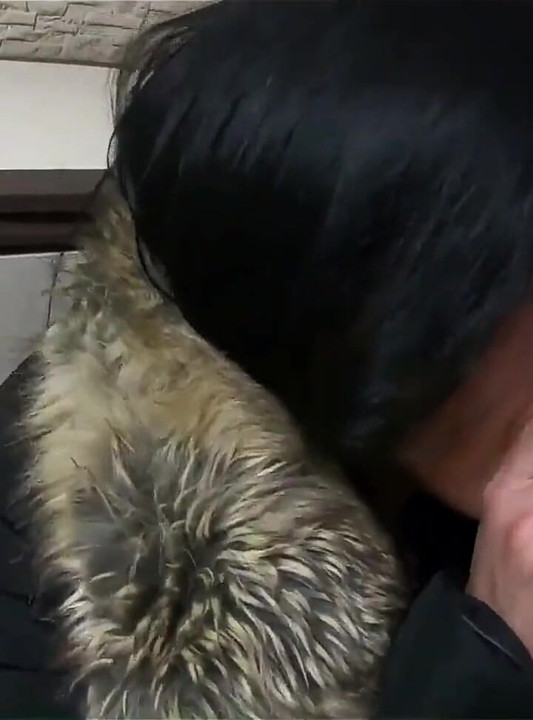 정액으로 얼룩진 다운재킷과 인정사정 없는 섹스 얼굴 섹스, 애널 핑거링 및 지저분한 마무리