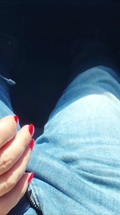10 minutes de branlette dans la circulation, branlette en public ! | Clip 1