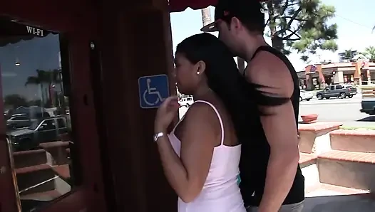 Azgın Sarışın Sert Biniyor Ve Vahşi Derlemede Emiyor