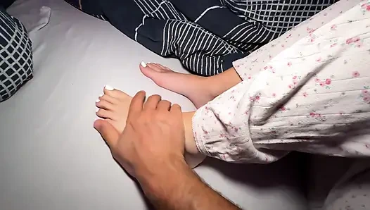 Bakış açısı küçük üvey kız kardeş mia beni ayaklarıyla boşaltıyor