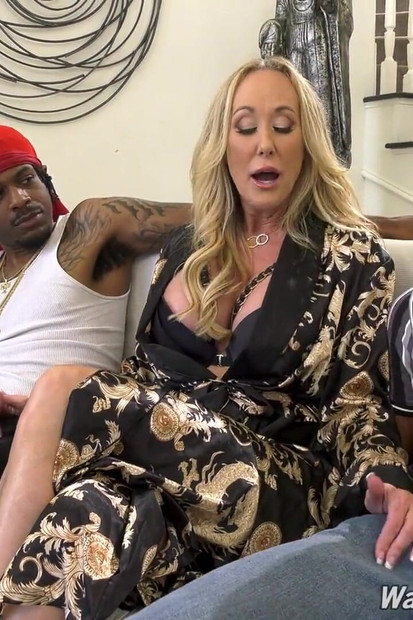 Vruću maćehu Brandi Love promatra posinak dok to čini njegova dva crna prijatelja