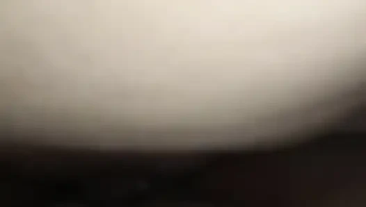 İki kez gelene kadar kız arkadaşımın sıkı amını sikmek için büyük yarağıma yarak halkası taktım.