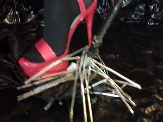 Дама I раздавила зонт с сексуальными красными высокими каблуками.