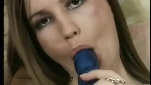 Brünette spielt mit einem großen dildo und ihrer muschi, aber sie bevorzugt einen echten schwanz im arsch