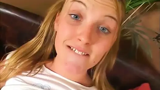Foxy blonde memberikan blowjob yang menawan setelah mengobel memeknya