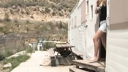 Лесбиянки с большими сиськами блондинки лижут киску и трахаются в тройничке