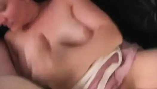 Cewek semok ini lagi asik ngentot dan ngocok kontol