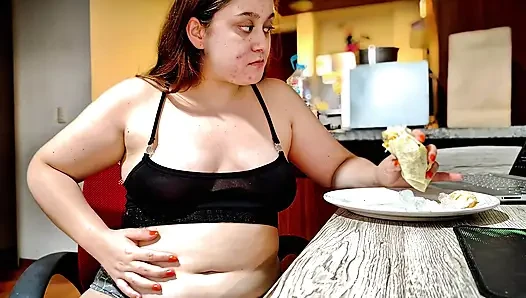 Nicoles Gefüllter Bauch Neckt Nach Großer Burrito-stopfen-session