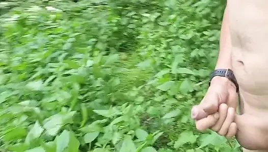 Isırgan otuyla oynuyor