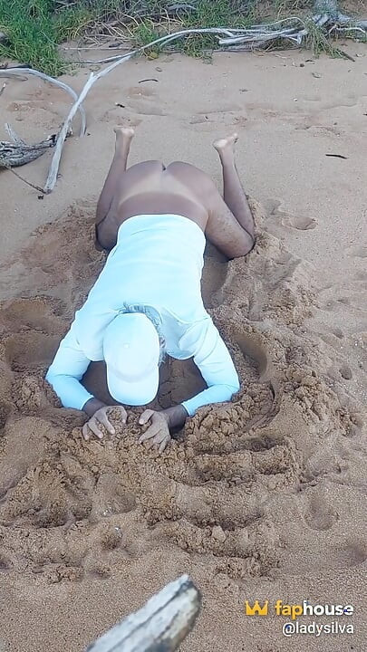 Naked Ladysilva na praia mostrando sua bunda bronzeada e gostosa