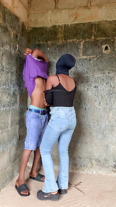 Pareja amateur follando al aire libre Doggystyle y cam shot en la naturaleza