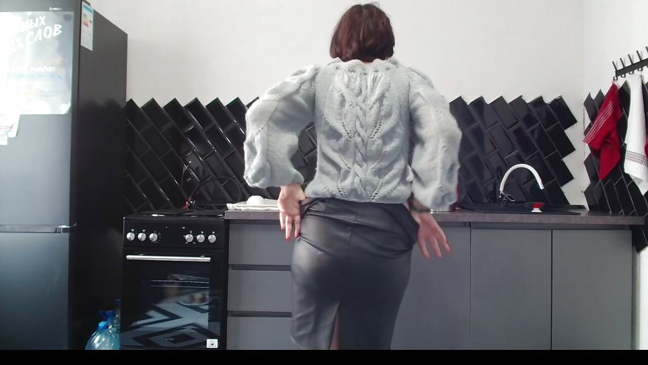 Isprskana dlakava pička slatka između prstiju