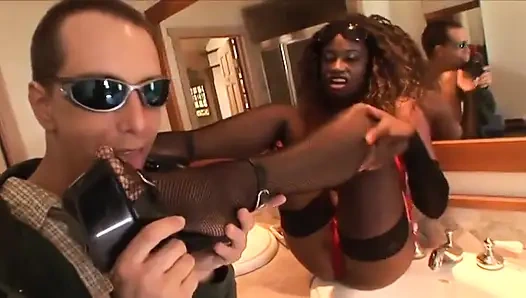 Siyah kız beyaz bir yarağı ağzına dolduruyor derin ve hızlı bir şekilde emiyor