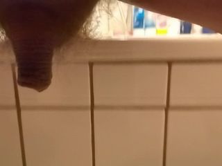 Mattina trans scopa con un dildo in bagno