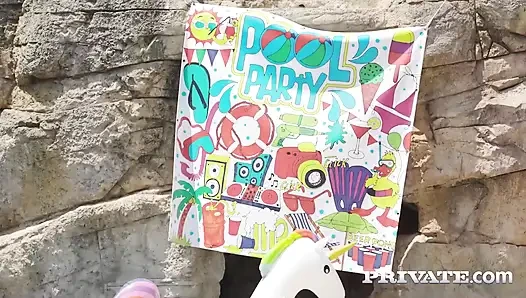 Verona Sky havuz partisine bayılıyor ve siyah yarağı daha da seviyor