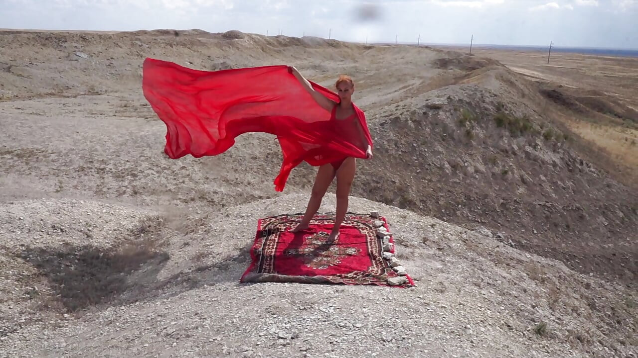 लाल झंडे के साथ पहाड़ी के शीर्ष पर