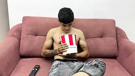 Возбужденный друг положил свой богатый член в картошку фри для своей сексуальной латиноамериканской подруги. Конец в настоящем домашнем сексе