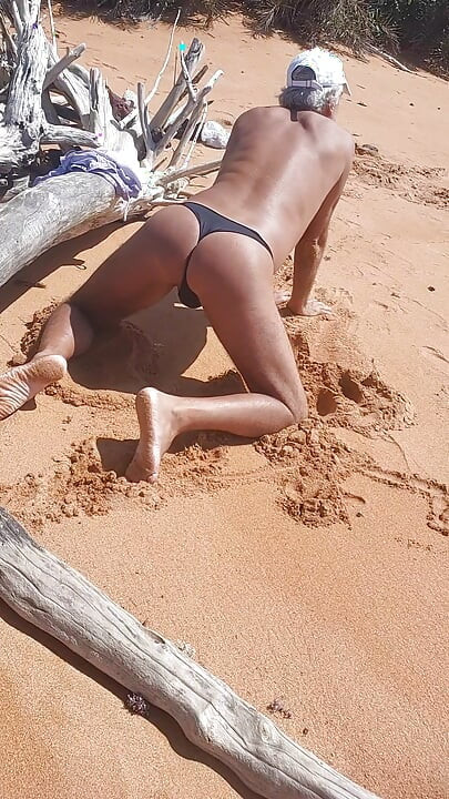 Ladysilva na praia de calcinha bronzeando sua bunda gostosa
