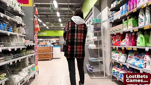 James ve Sofia striptizli elle tokat oyununa katılıyor