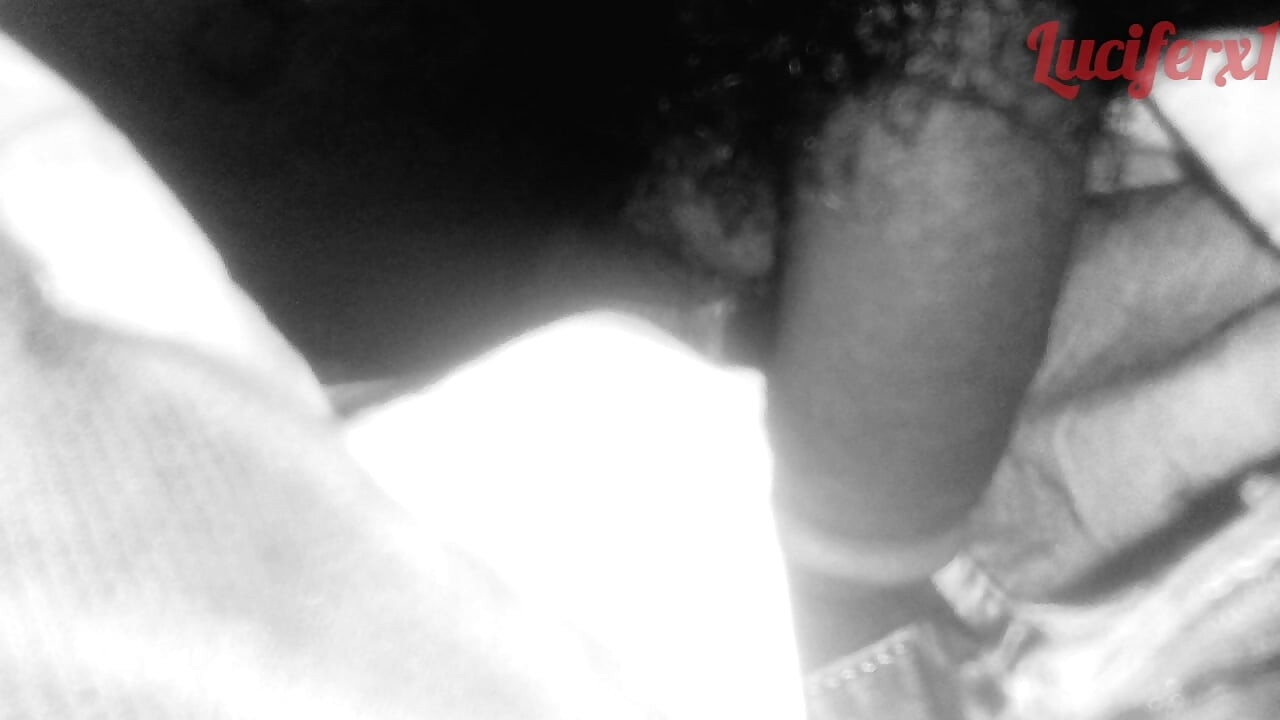 Tvrdý velký černý čůrák v dlouhých džínových kalhotách