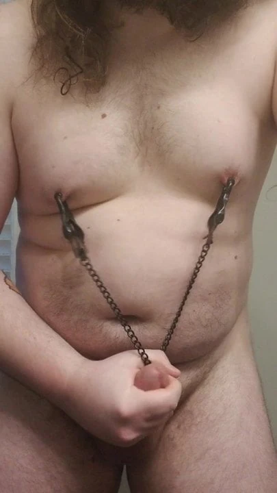 Un gros garçon joue avec des pinces pour papa